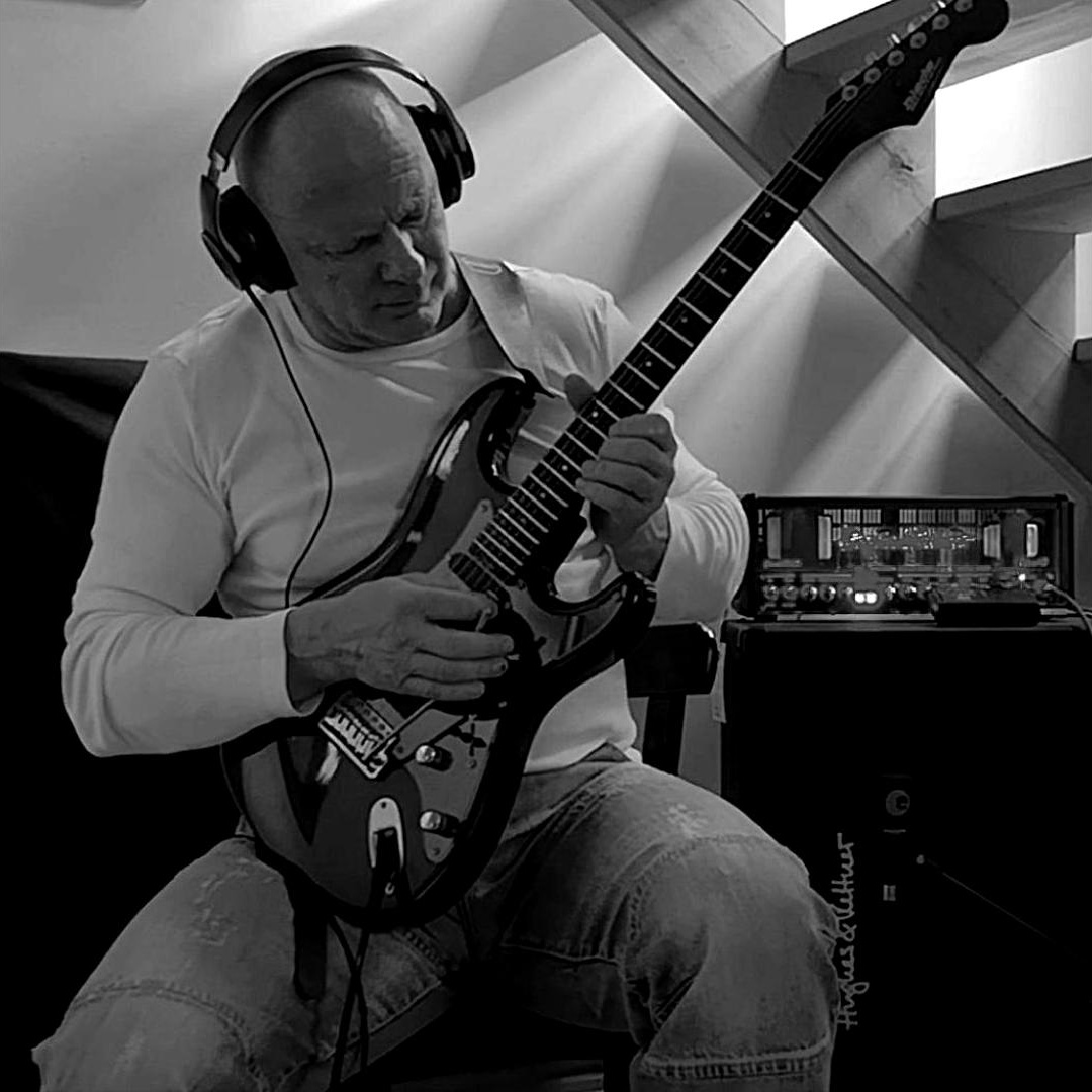 Marc Alexander Lindig spielt E-Gitarre
